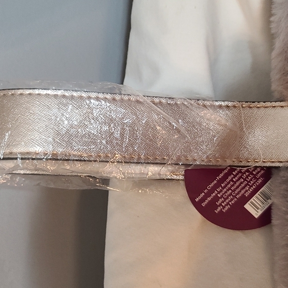 Arcadia Beauty Labs NWT Holiday faux fur wine bag - Picture 3 of 7